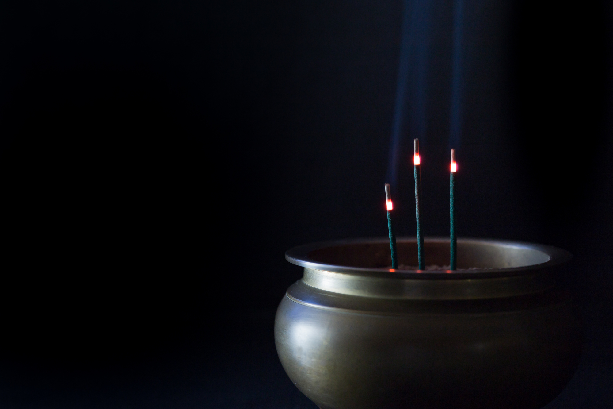 Inhalation of incense sticks may exacerbate asthma Kyushu University