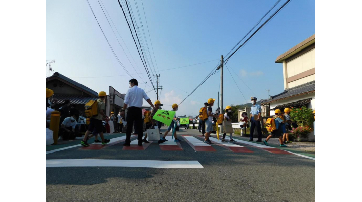 京都産業大学 学生提案のトリックアートを用いた横断歩道が京都府内で初採用 大学ジャーナルオンライン