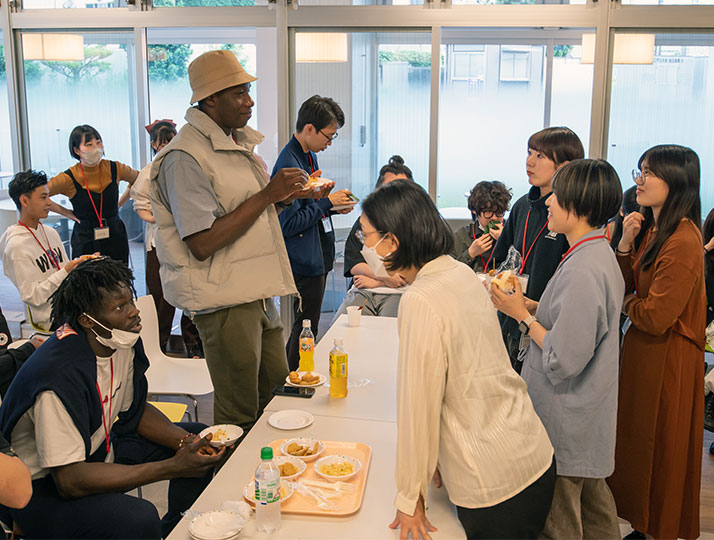 江戸川大学、国際交流センター主催の留学生と日本人学生の交流パーティー開催 大学ジャーナルオンライン